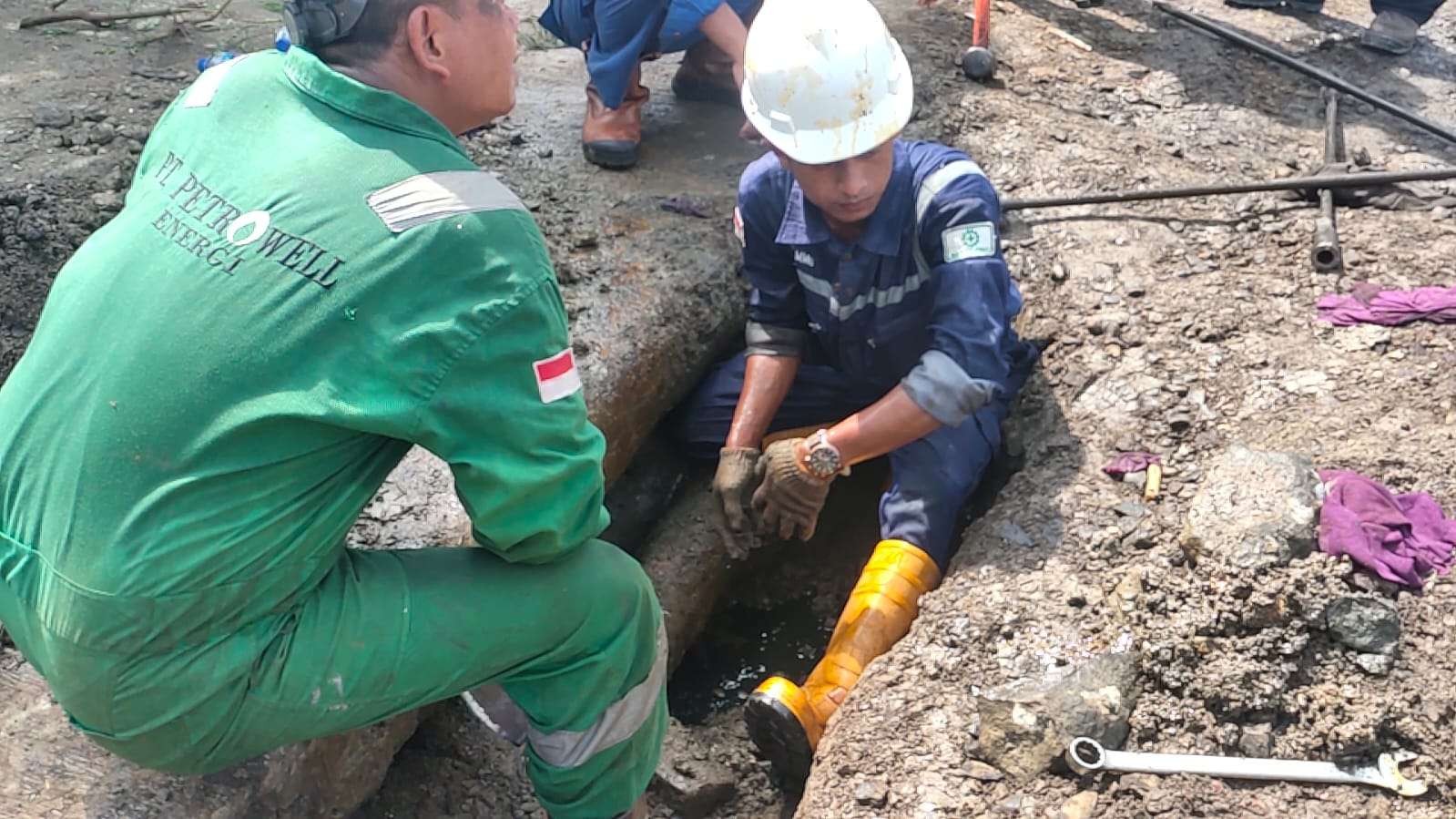 Tim masih berupaya tangani kebocoran pipa Pertamina EP Cepu Field. (Foto: Ahmad Sampurno/Ngopibareng.id)