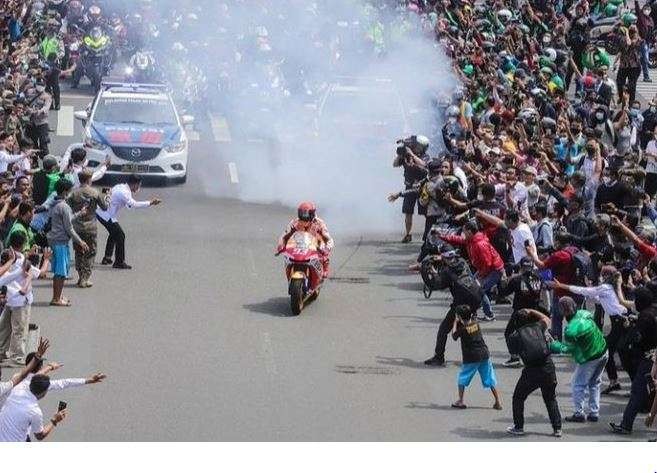 Aksi burn out Marc Marquez di kawasan Sarinah, Jakarta, Rabu 16 Maret 2022. (Foto: Twitter)