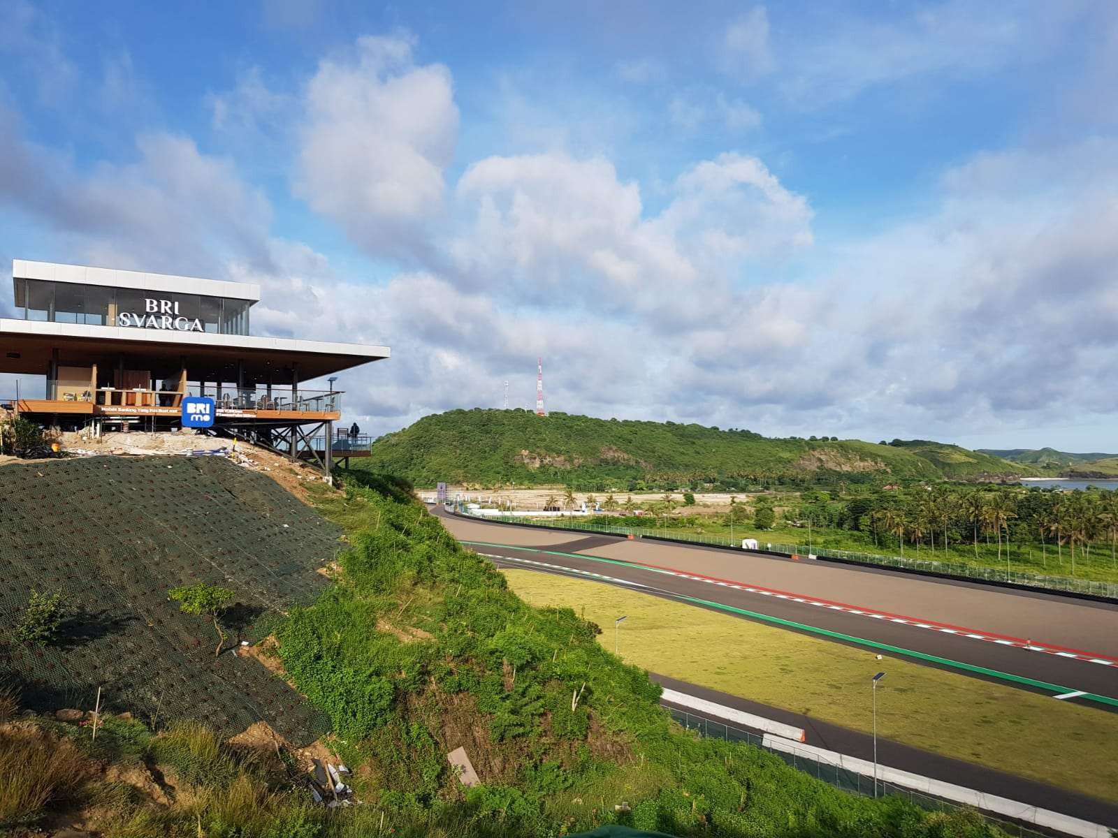 Pemandangan ciamik dari 360° Hill Mandalika. (Foto: Yudy Hananta/Ngopibareng.id)