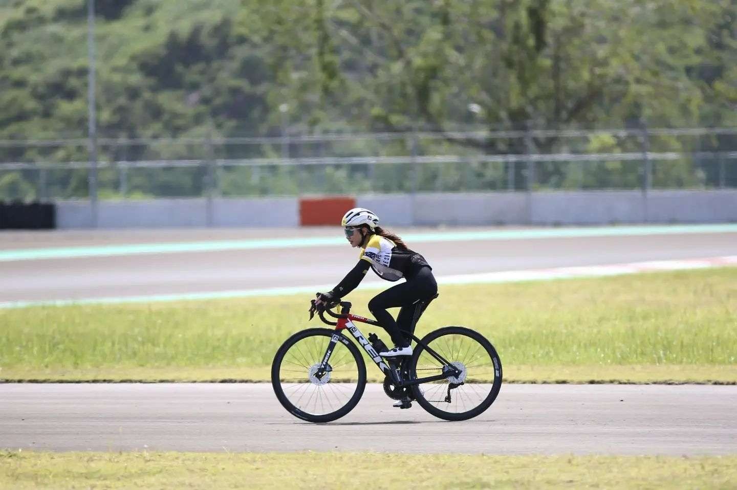 Catarina Budyono mendapatkan kesempatan langka, gowes di dalam Pertamina Mandalika International Street Circuit pada bulan Februari lalu. (Foto: Istimewa)