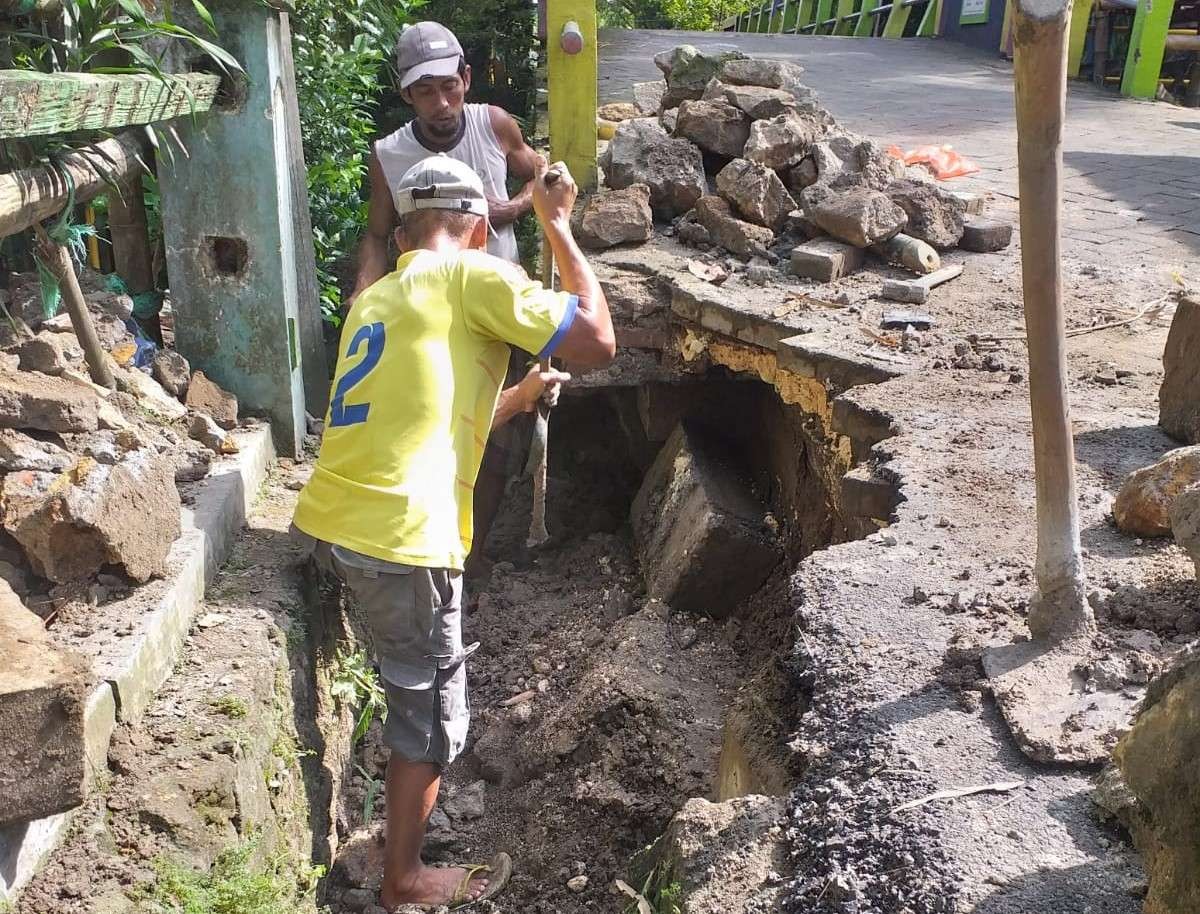 Tanah di pinggir jembatan Desa Kuncen, Padangan sekaligus jalan nasional penghubung Kabupaten Bojonegoro-Kabupaten Blora, rusak, pasca survei seismic di beberapa kecamatan di Bojonegoro, Rabu 16 Maret 2022. (Foto: Dok Desa Kuncen/ngopibareng.id)