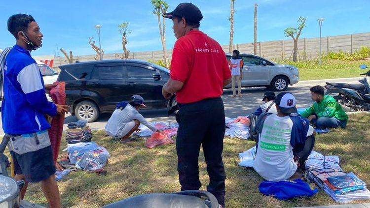 Pedagang baju di luar kompleks Sirkuit Mandalika ketika menawarkan dagangannya (Foto: Lalu Theo/ngopibareng.id)