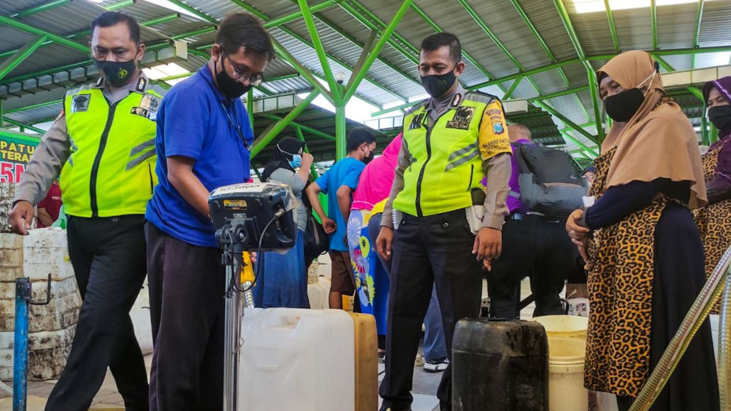 Operasi pasar migor curah di Pasar Porong, Kamis 17 Maret 2022 (Foto: Aini Arifin/Ngopibareng.id)