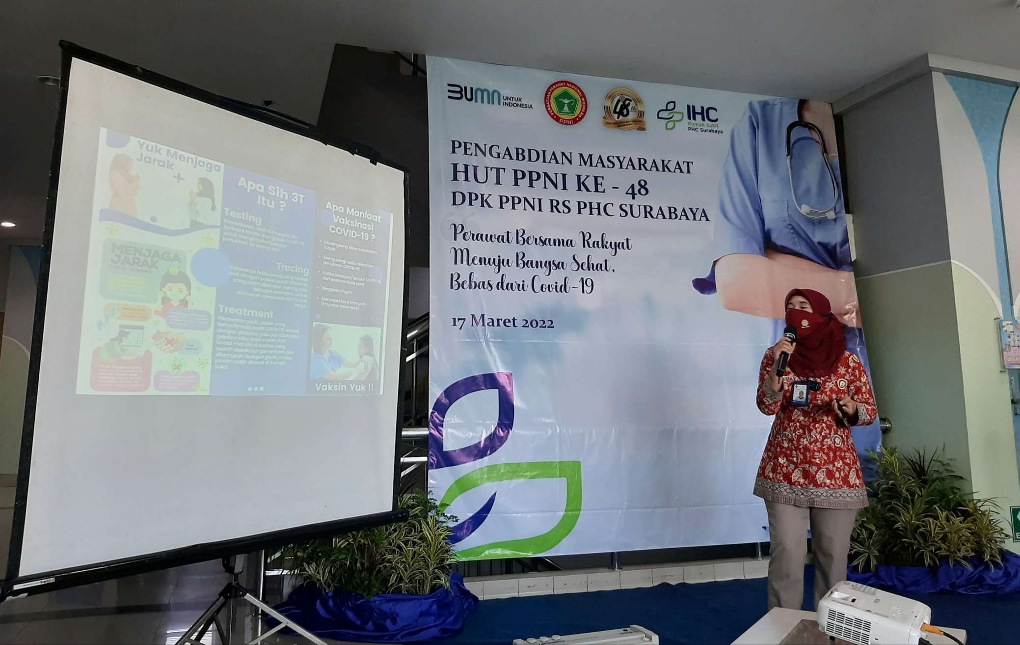 Edukasi tentang Long Covid-19 oleh perawat RS PHC kepada para pasien dalam rangka peringatan Hari Perawat Nasional. (Foto: Pita Sari/Ngopibareng.id)