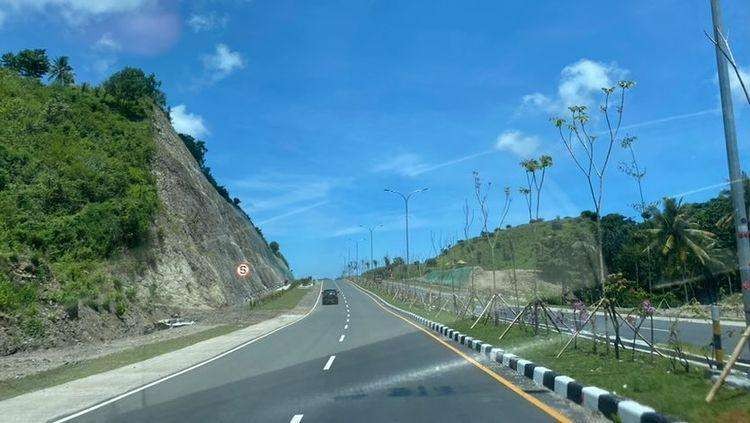 Jalan Bypass Mandalika berada di antara dua bukit di kanan dan kiri. (Foto: Lalu Theo/Ngopibareng.id)