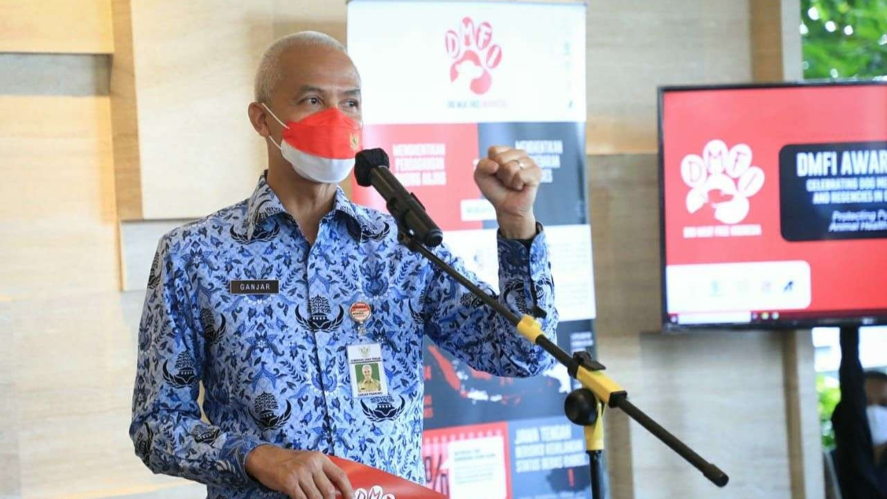 Gubernur Jawa Tengah, Ganjar Pranowo, menerima penghargaan dari Koalisi Dog Meat-Free Indonesia (DMFI), karena serius kampanye bebas daging anjing. (Foto: ist)