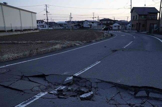 Kondisi jalan yang rusak usai terjadinya gempa bumi magnitudo 7,3 di Soma, Prefektur Fukushima, Jepang. (Foto: Ant)