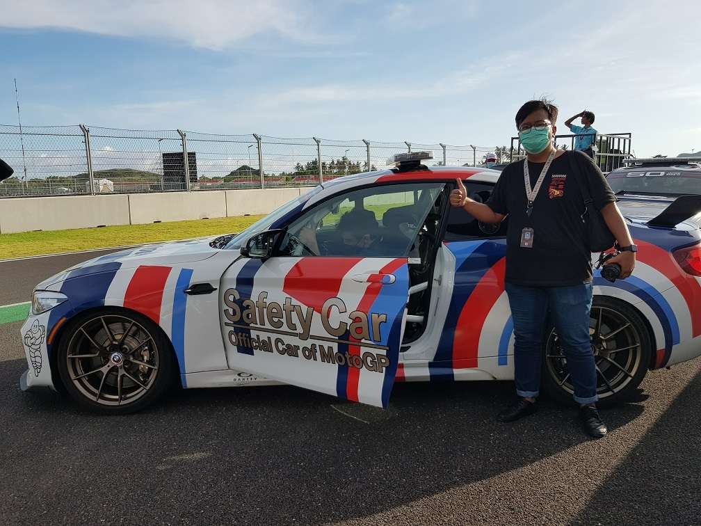 Alief Sambogo dari Ngopibareng.id dengan mobil BMW M2 CS safety car MotoGP Mandalika. (Foto: Yudy Hanantra/Ngopibareng.id)