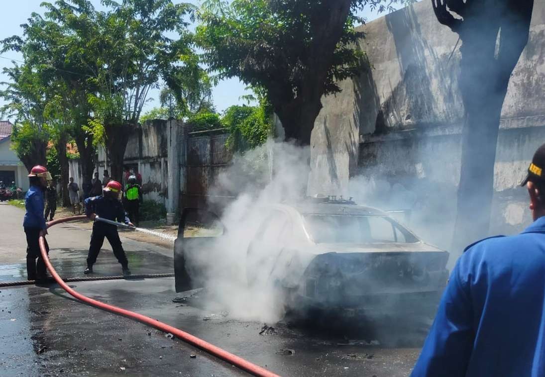 Proses pemadaman mobil dinas Samapta Polda Jatim (foto: istimewa)