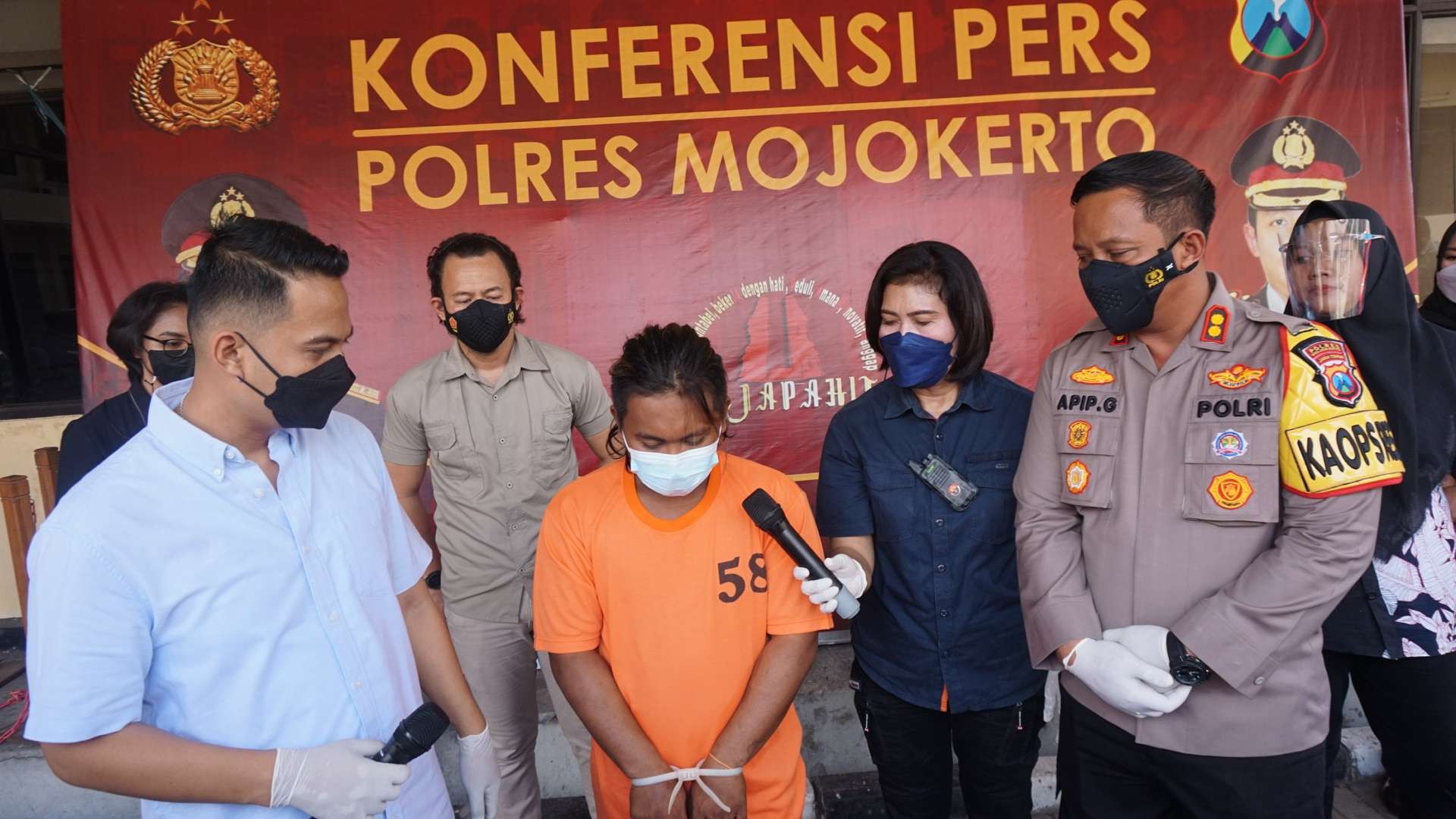 Konferensi pers kasus pengeroyokan di Mapolres Mojokerto.(Deni Lukmantara/Ngopibareng)