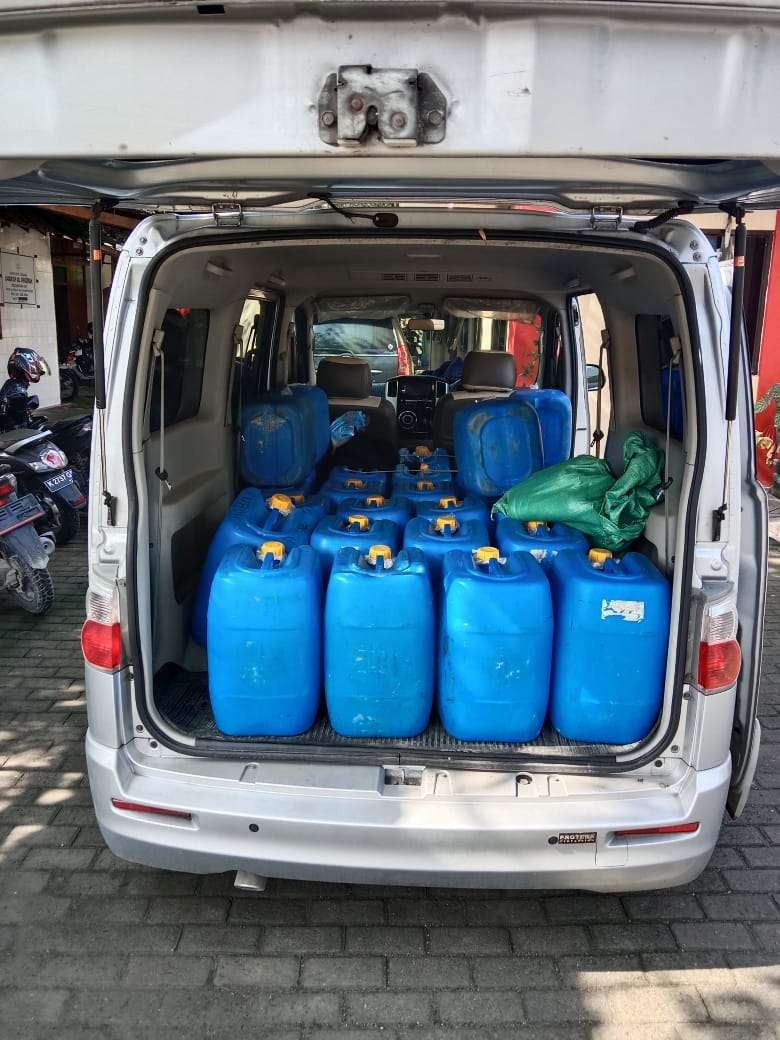 Barang bukti arak jawa yang disimpan dalam 30 jeriken. (Foto: Ahmad Sampurno/Ngopibareng.id)