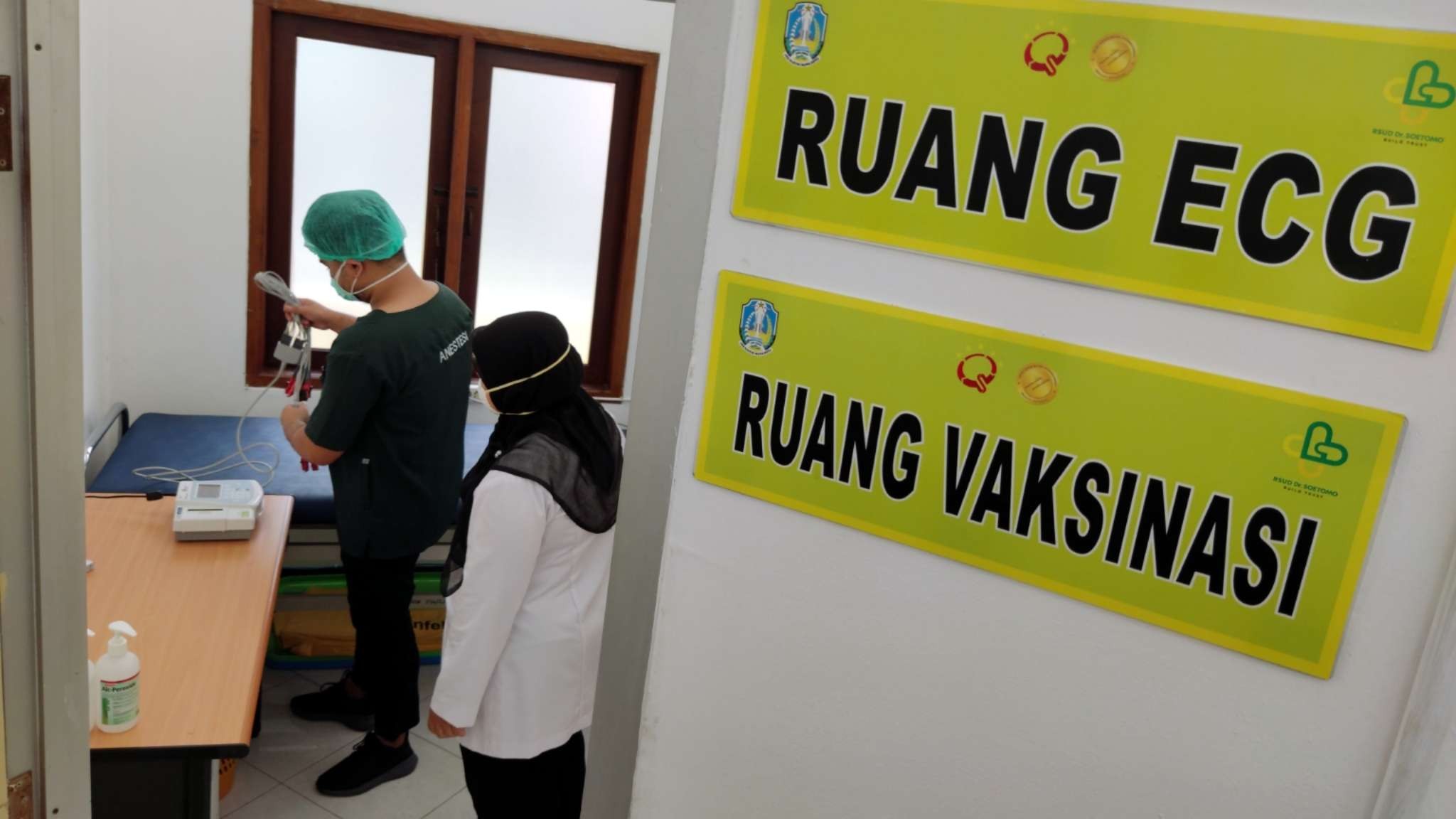 Petugas menyiapkan peralatan yang digunakan untuk uji klinis Vaksin Merah Putih Unair di RSUD Dr Soetomo, Surabaya. (Foto: Fariz Yarbo/Ngopibareng.id)