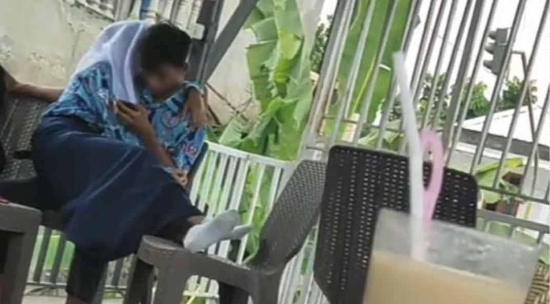 Pasangan sejoli yang diduga masih SMA bermesraan di tempat umum di Blora (Foto: Tangkapan Layar)