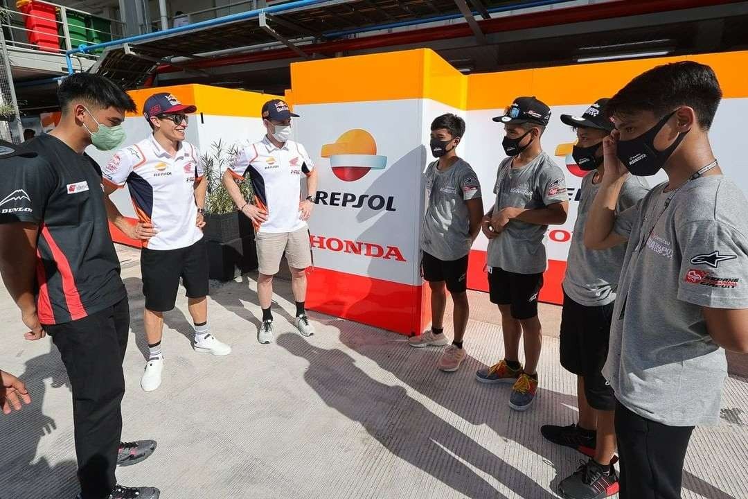 Sebanyak empat pembalap IATC dari Indonesia, Veda, Reykat, Diandra, dan Aan bertemun dengan Pol Espargaro dan Marc Marquez di paddock Repsol Honda di Sirkuit Mandalika. (Foto: Istimewa)