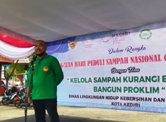 Atasi persoalan sampah dan kebersihan Sungai Brantas, DLHKP Kota Kediri Gandeng Ecoton. (Foto: Fendhy Plesmana/Ngopibareng.id)