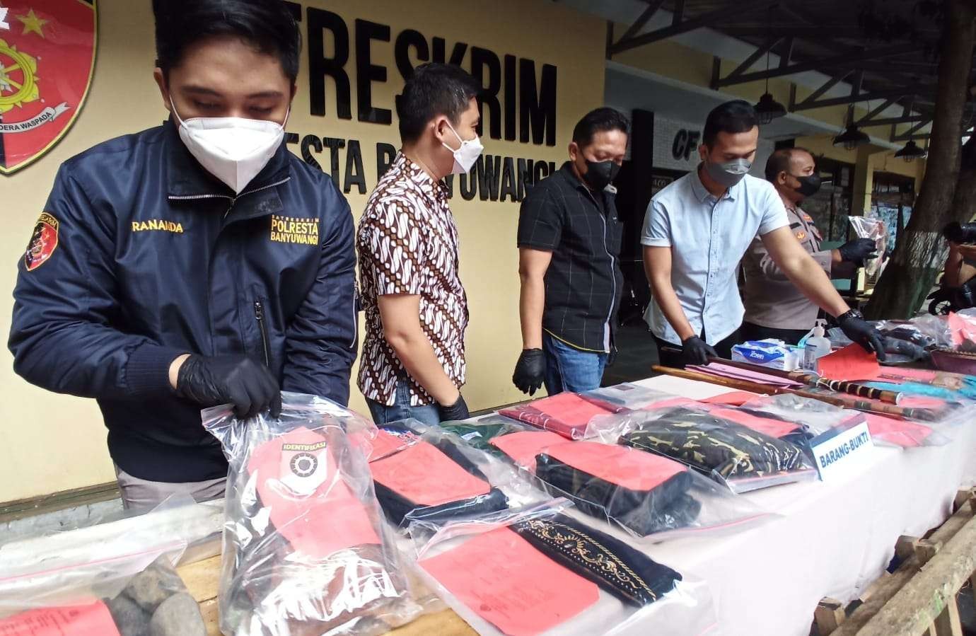 Penyidik menunjukkan barang bukti dalam perkara bentrok antar perguruan silat. (Foto: Muh Hujaini/Ngopibareng.id)