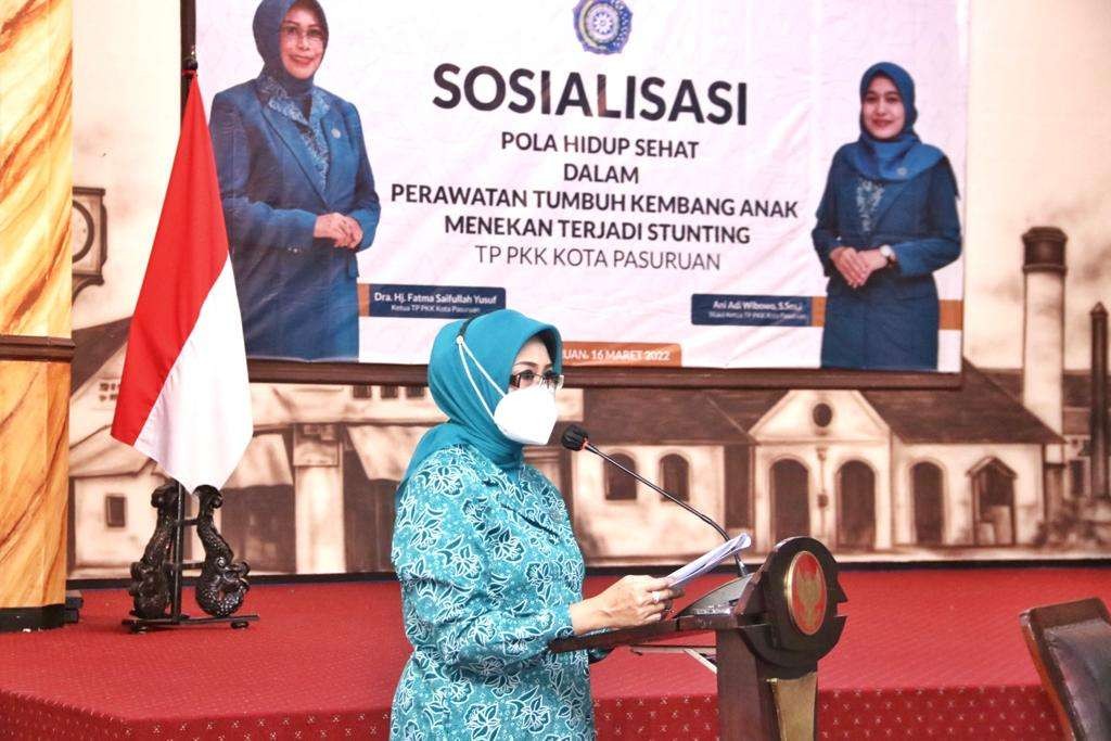 Ketua Tim Penggerak (TP) PKK Kota Pasuruan Fatma Saifullah Yusuf saat memberikan sambutan dalam acara “Sosialisasi Pola Hidup Sehat dalam Perawatan Tumbuh Kembang Anak Menekan Terjadi Stunting TP PKK Kota Pasuruan. di Gedung Gradika, Rabu 16 Maret 2022. (Foto: Kominfo Kota Pasuruan)