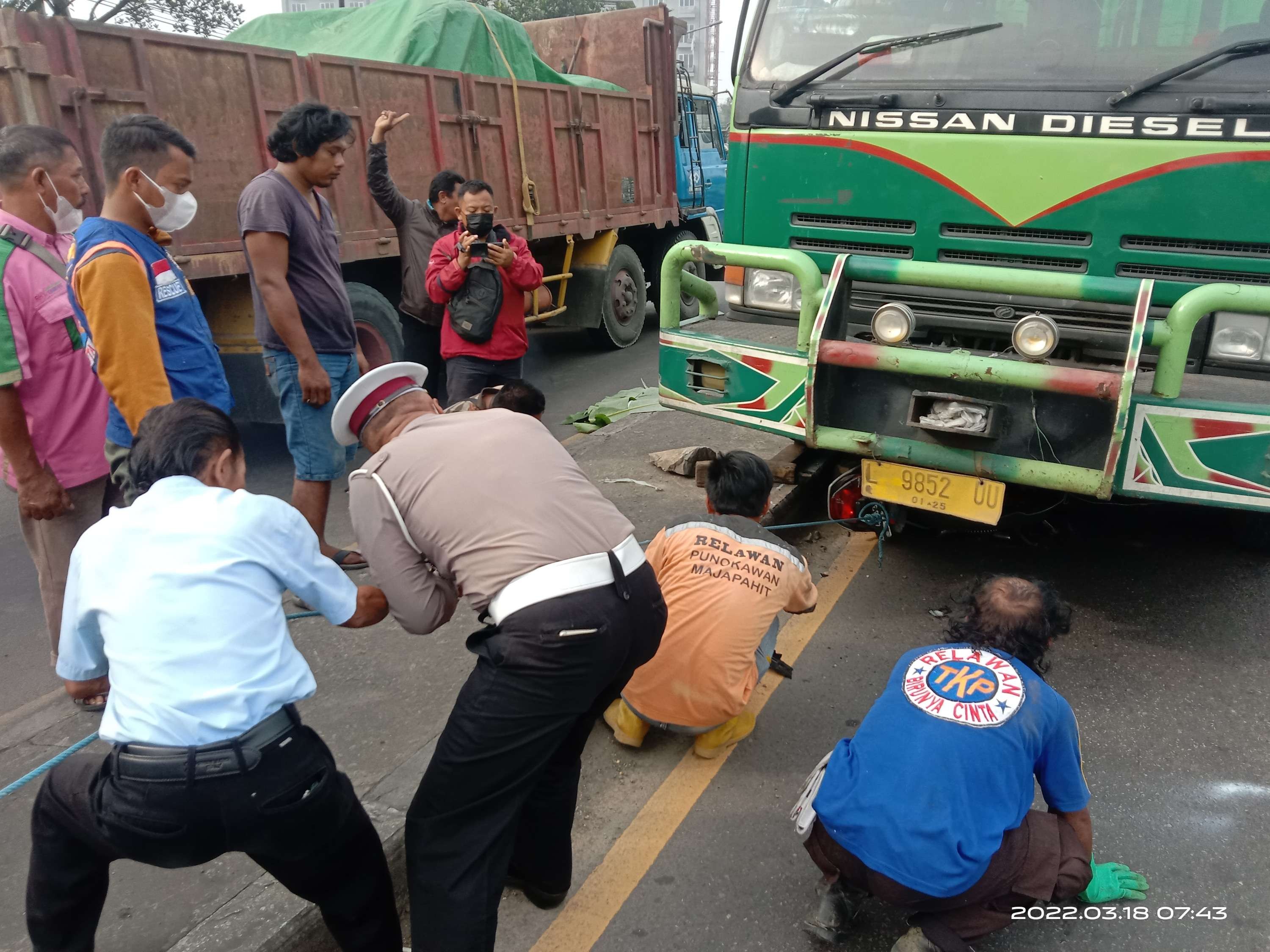 Korban kecelakaan dievakuasi dari kolong truk.(foto istimewa)