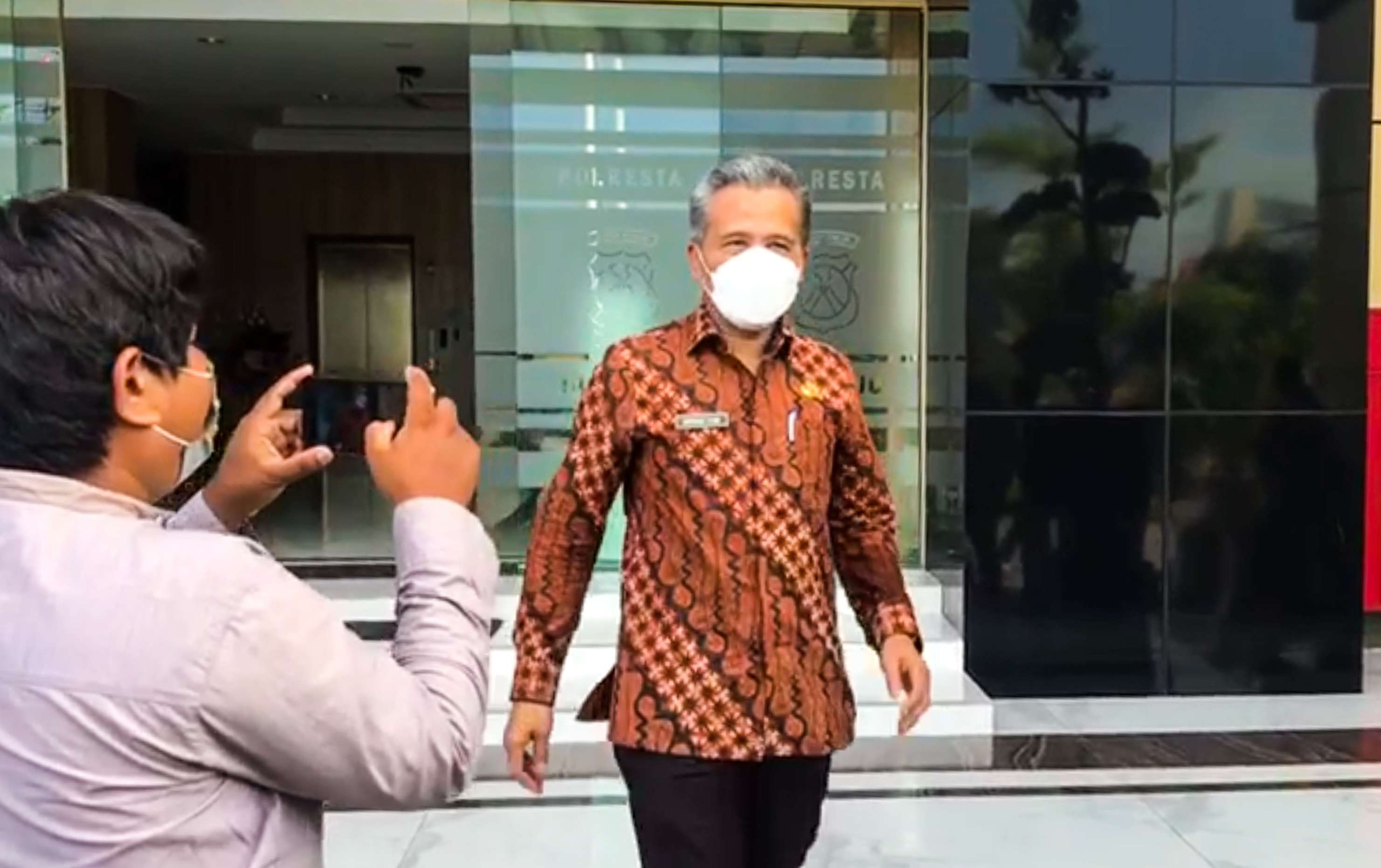 Zaini ketika meninggalkan Mapolresta Sidoarjo (Foto: Aini/Ngopibareng.id)