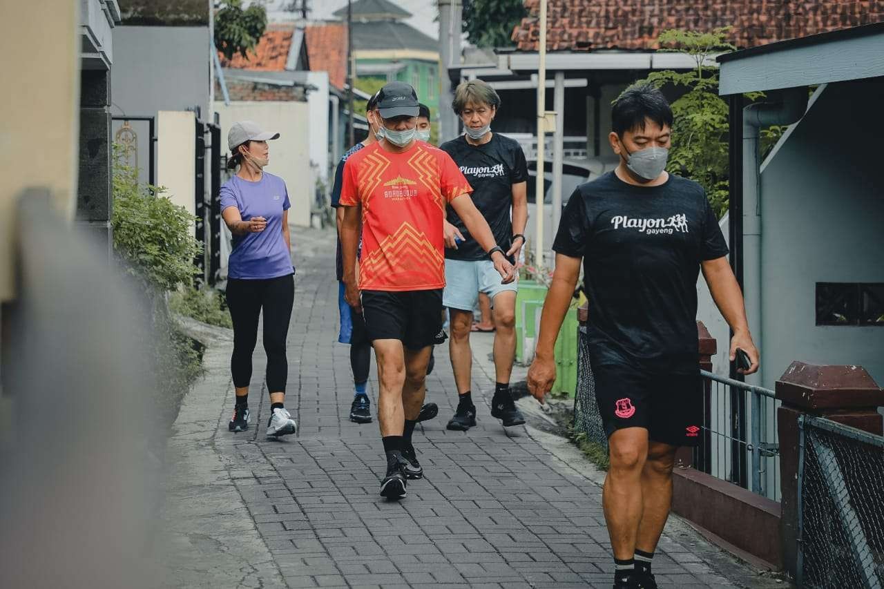 Gubernur Ganjar Pranowo berjalan kaki sambil blusukan pantau warganya. (Foto: Dok Jateng)