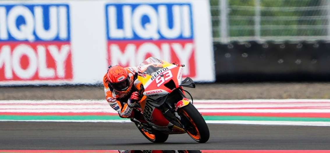 Marc Marquez saat beraksi di Sirkuit Internasional Mandalika, Jumat 18 Maret 2022. (Foto: Twitter/@marmarquez)