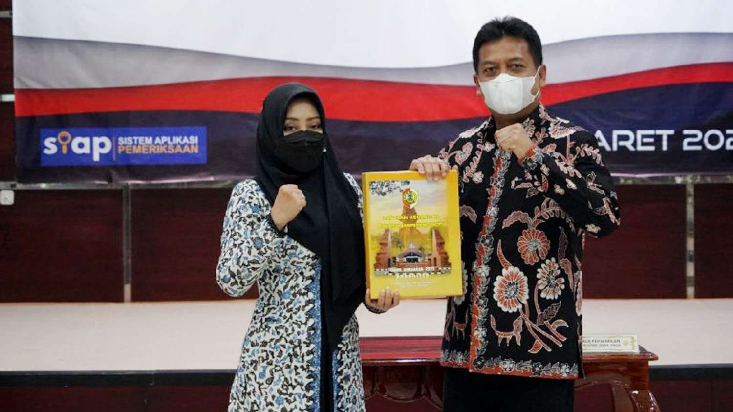 Bupati Mojokerto saat menyerahkan dokumen Laporan Keuangan Pemerintah Daerah (LKPD) Tahun Anggaran 2021 kepada Kepala Perwakilan BPK Jawa Timur, Joko Agus Setyono Jumat, 18 Maret 2022.  (Foto: Diskominfo Kabupaten Mojokerto)