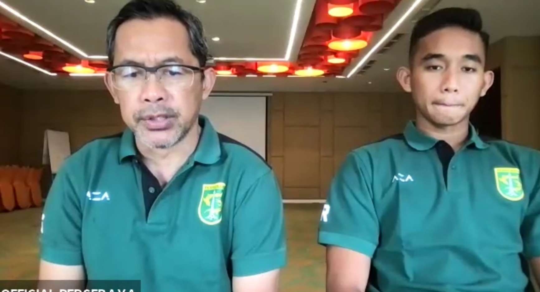 Pelatih Persebaya, Aji Santoso bersama pemain Rizky Ridho dalam pre match press conference, Jumat 18 Maret 2022. (Foto: Tangkapan Layar)