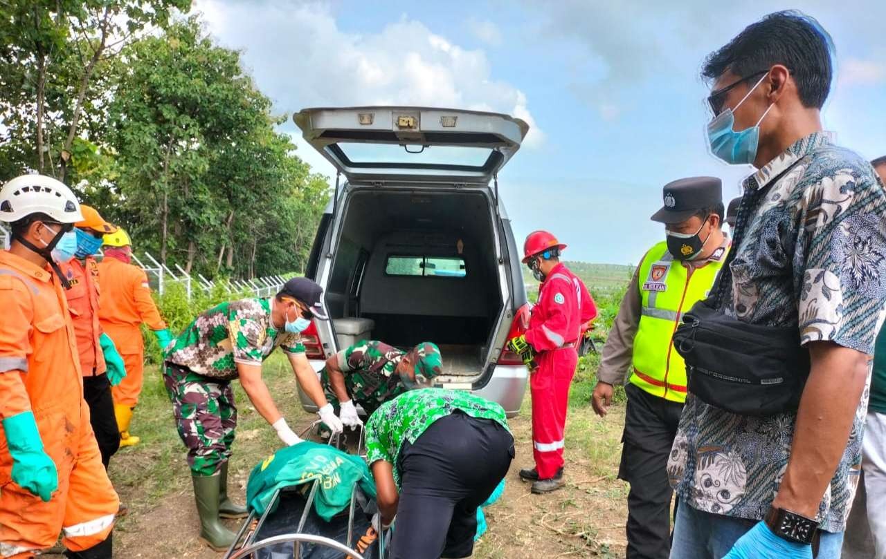 Mayat yang ditemukan warga dievakuasi petugas untuk dibawa ke RSUD (Khoirul Huda/Ngopibareng.id)