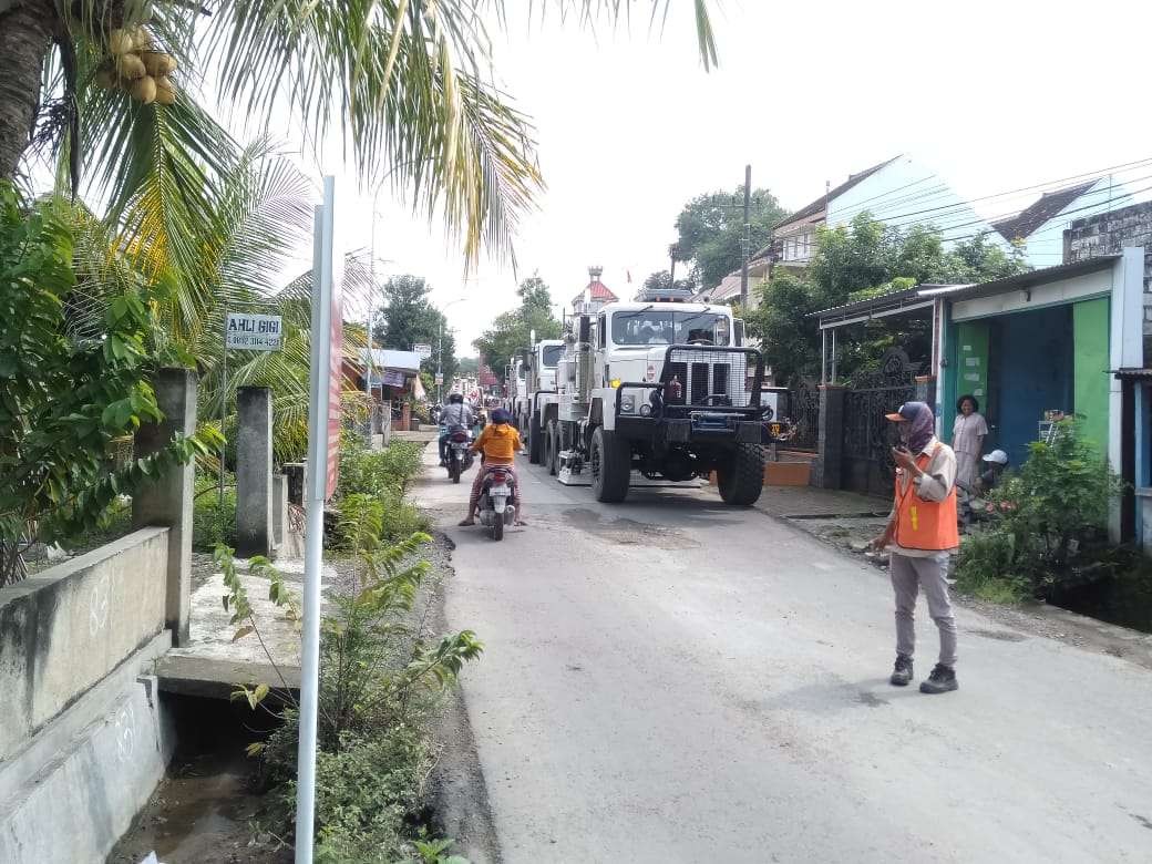 Iring-iringan truk vibroseis yang digunakan untuk penelitian lapisan bebatuan di 5 kecamatan di Bojonegoro Rabu 26 Maret 2022 lalu. (Foto: Dok. PT PHE/Ngopibareng.id)