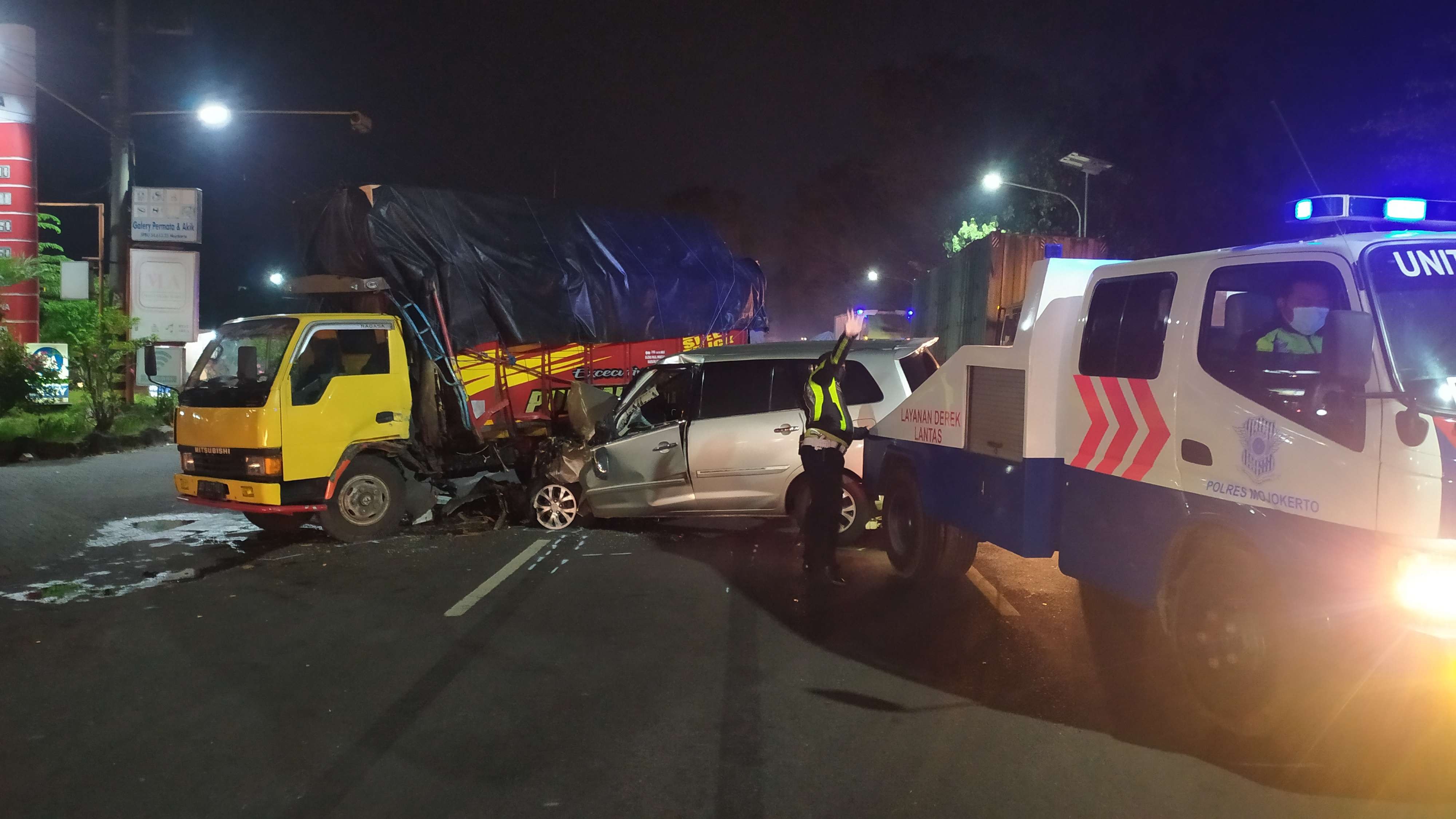 Petugas evakuasi kendaraan yang mengalami kecelakaan lalu lintas di Jalan Bypass Mojokerto, Jawa Timur, Jumat 18 Maret 2022. (Foto: Deni Lukmantara/Ngopibareng.id)