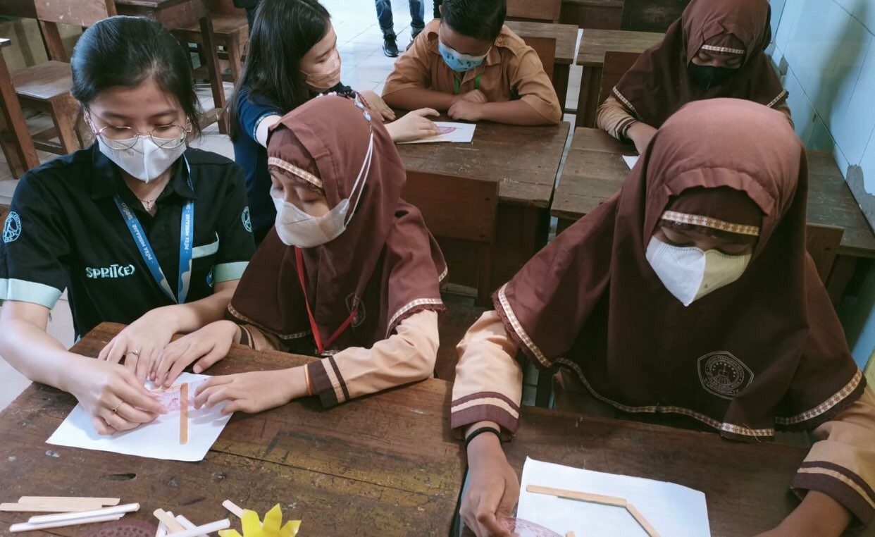 Mahasiswa UK Petra saat mengajar para siswa SD. (Foto: Dok. Humas UK Petra)