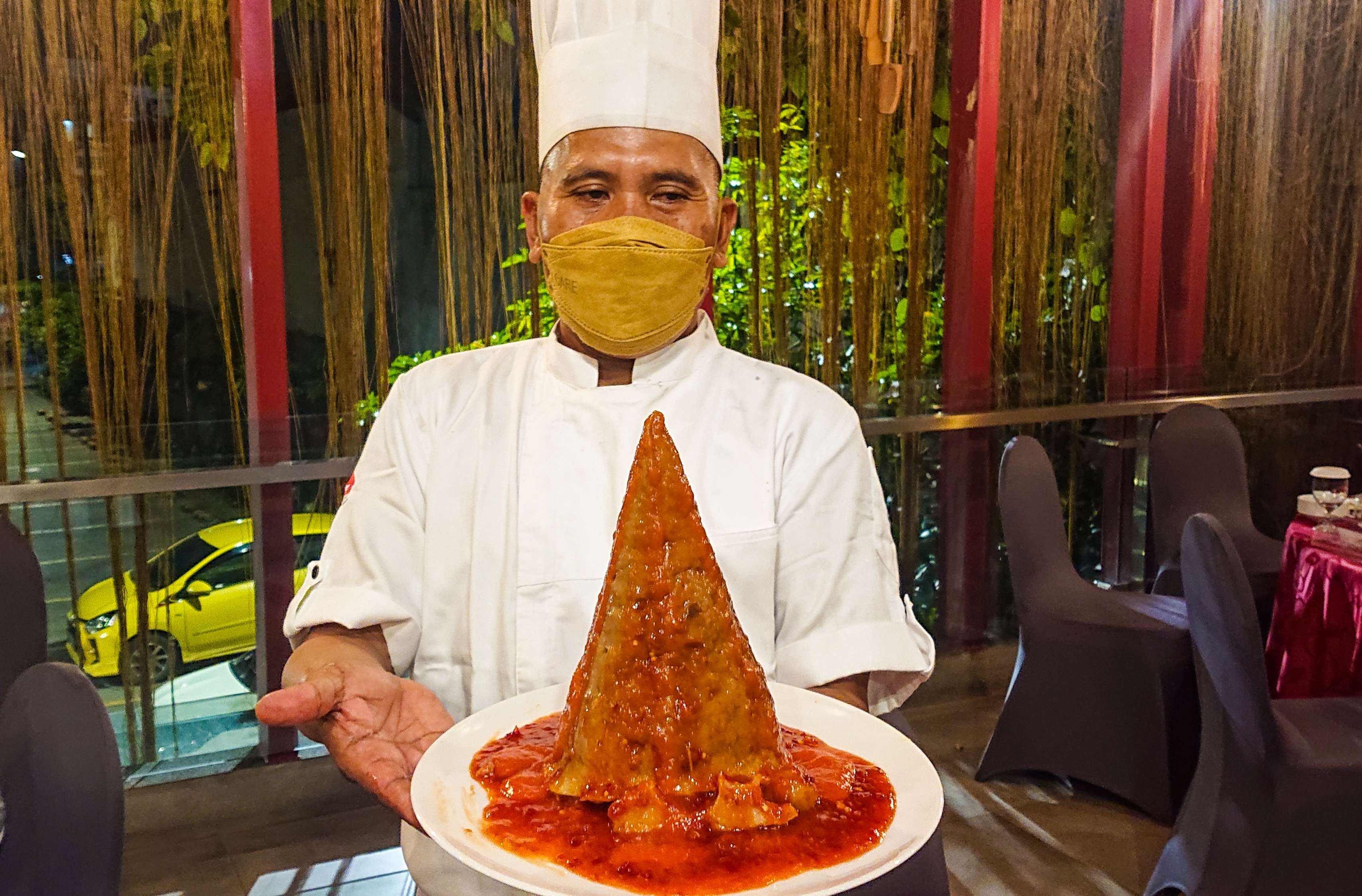 Chef Suherman membawa bakso lava. (Foto: Aini/Ngopibareng.id)