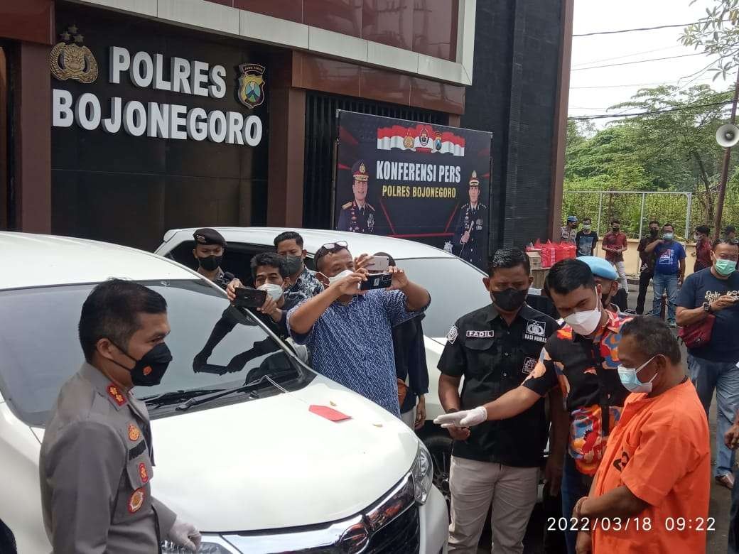 Kapolres Bojonegoro AKBP Muhammad saat menanyai tersangka pelaku penipuan dan penggelapan, yaitu AM,49, tahun, sehari-hari menjabat sebagai Kepala Dusun di Desa Mlijeng, Kecamatan Kedungadem, Bojonegoro.(Foto: Sujatmiko/Ngopibareng.id)