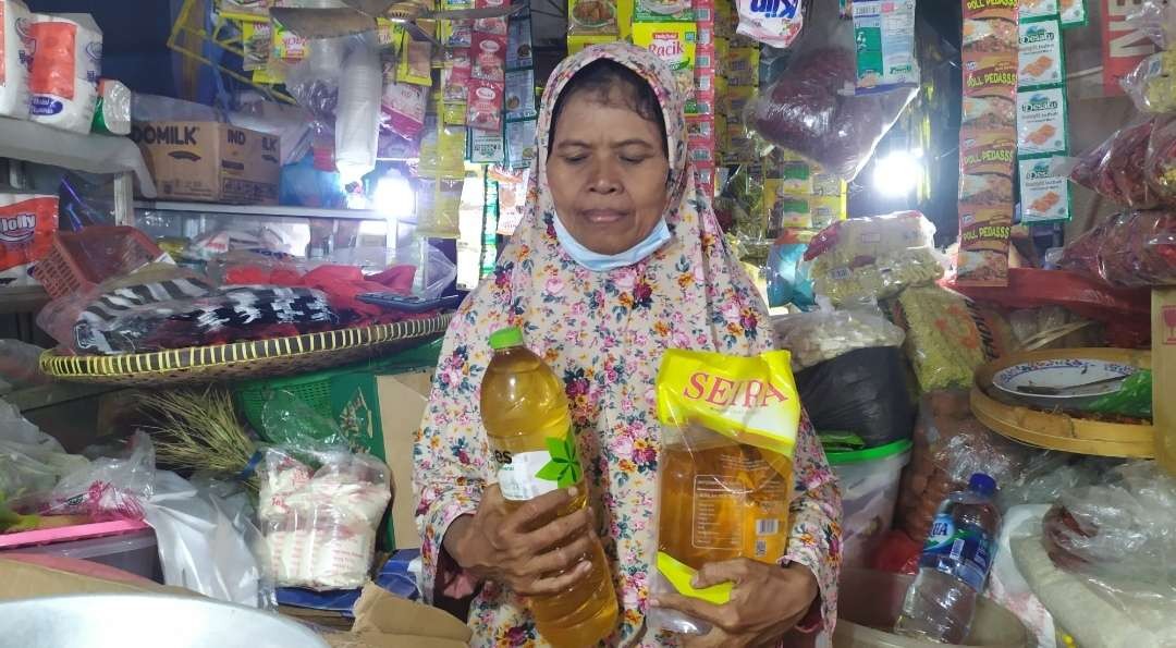 Pedagang minyak goreng di Pasar Tanjung Anyar, Kota Mojokerto, Jawa Timur. (Foto: Deni Lukmantara/Ngopibareng.id)