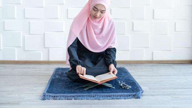 Seorang Muslimah berdoa agar tak berpaling dari Allah ta'ala. (Foto: Istimewa)