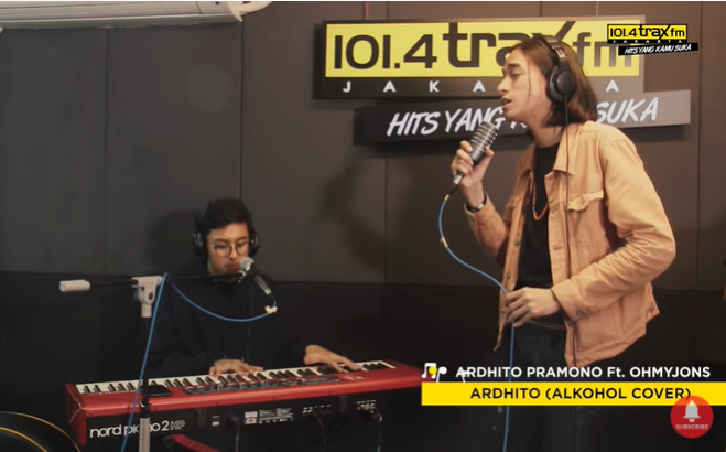 Ardhito Pramono bermain keyboard mengiringi Ojan. (Foto: YouTube)