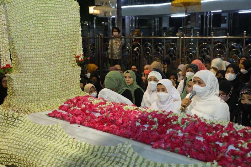 Gubernur Jawa Timur Khofifah Indar Parawansa tampak khusyuk berdoa saat mengikuti peringatan Haul Agung ke-545 Sunan Ampel di kompleks makam Sunan Ampel di Surabaya, Jumat 18 Maret 2022 malam. (Foto: Istimewa)