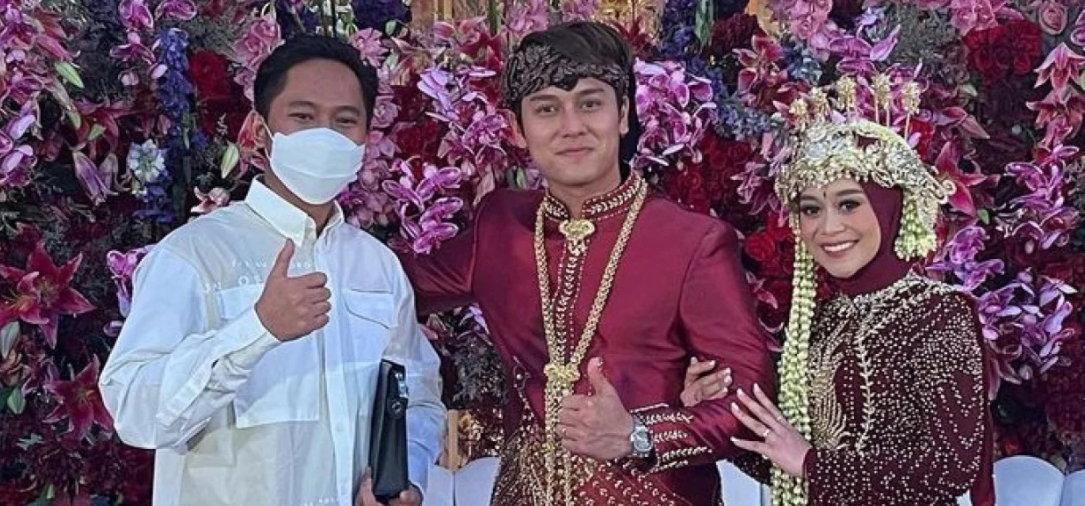 Pasangan Rizky Billar dan Lesti mendapat amplop kondangan dari Doni Salmanan. (Foto: Instagram)