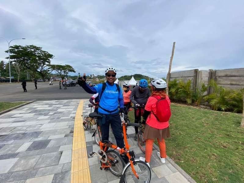 Ketua Komunitas Gowes Selybriti, Joni Ahmad saat mengitari kompleks Sirkuit Mandalika, Lombok Tengah, Nusa Tenggara Barat (Foto: Lalu Theo/ngopibareng.id)