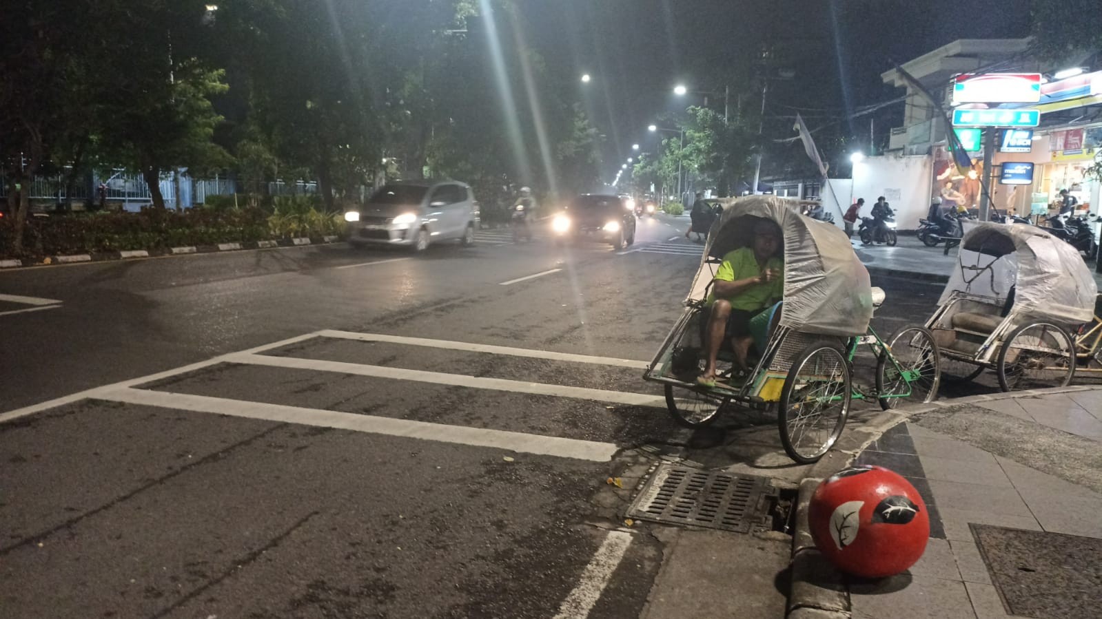 Jalan Kusuma Bangsa Surabaya, lokasi suara tembakan. (Foto: Andhi Dwi/Ngopibareng.id)