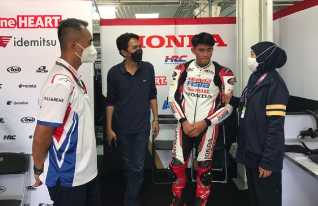 Gubernur Jawa Timur Khofifah Indar Parawansa memberikan dukungan kepada Mario Suryo Aji, satu-satunya pebalap Indonesia yang lolos pada Moto GP tahun 2022 di kelas Moto3. (Foto: Kominfo Jatim)