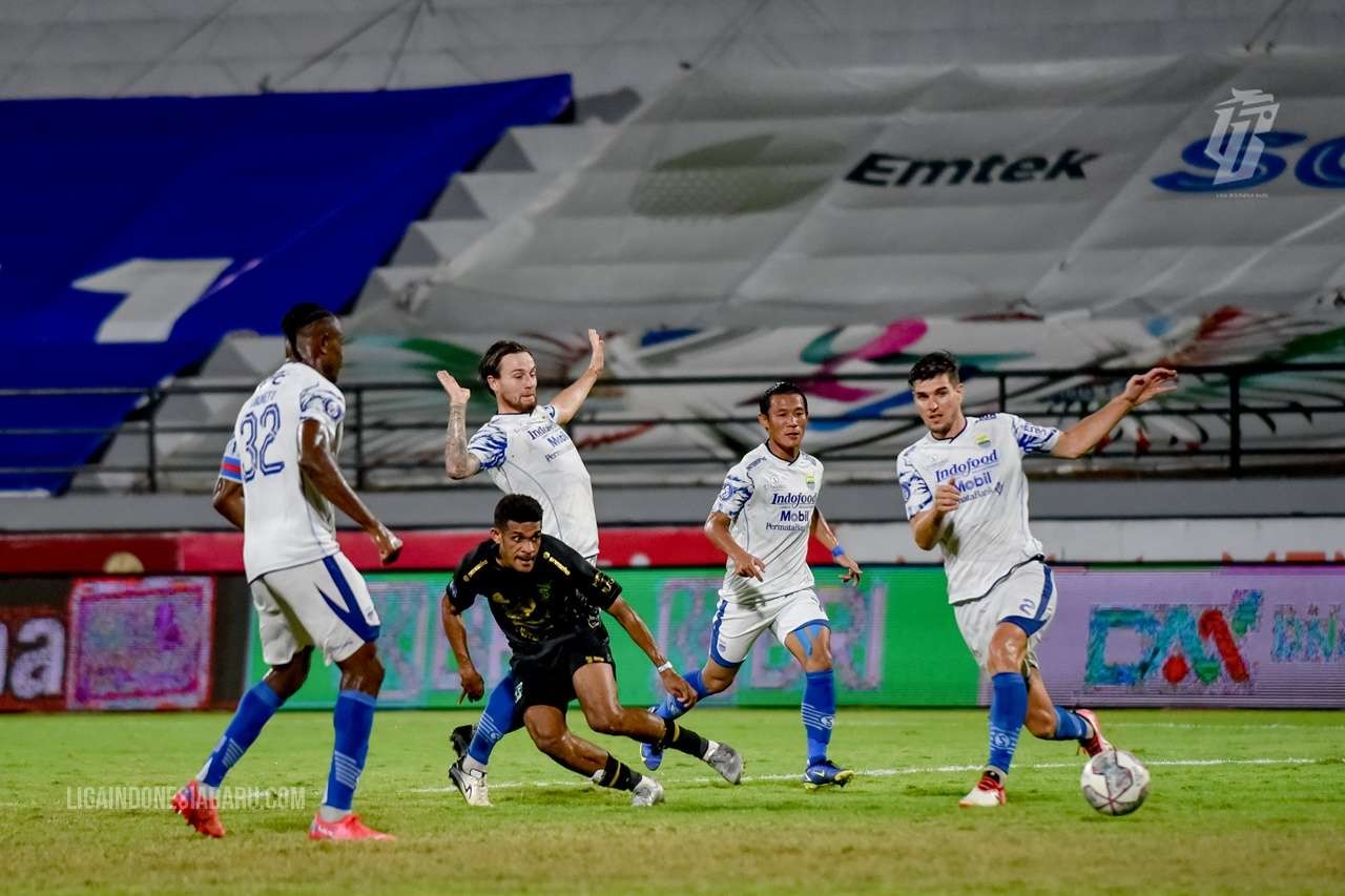 Pemain Persebaya Ricky Kambuaya saat mengeksekusi bola yang menjadi gol saat melawan Persib di Stadion Kapten I Wayan Dipta, Bali, Sabtu 19 Maret 2022 malam. (Foto: Istimewa)