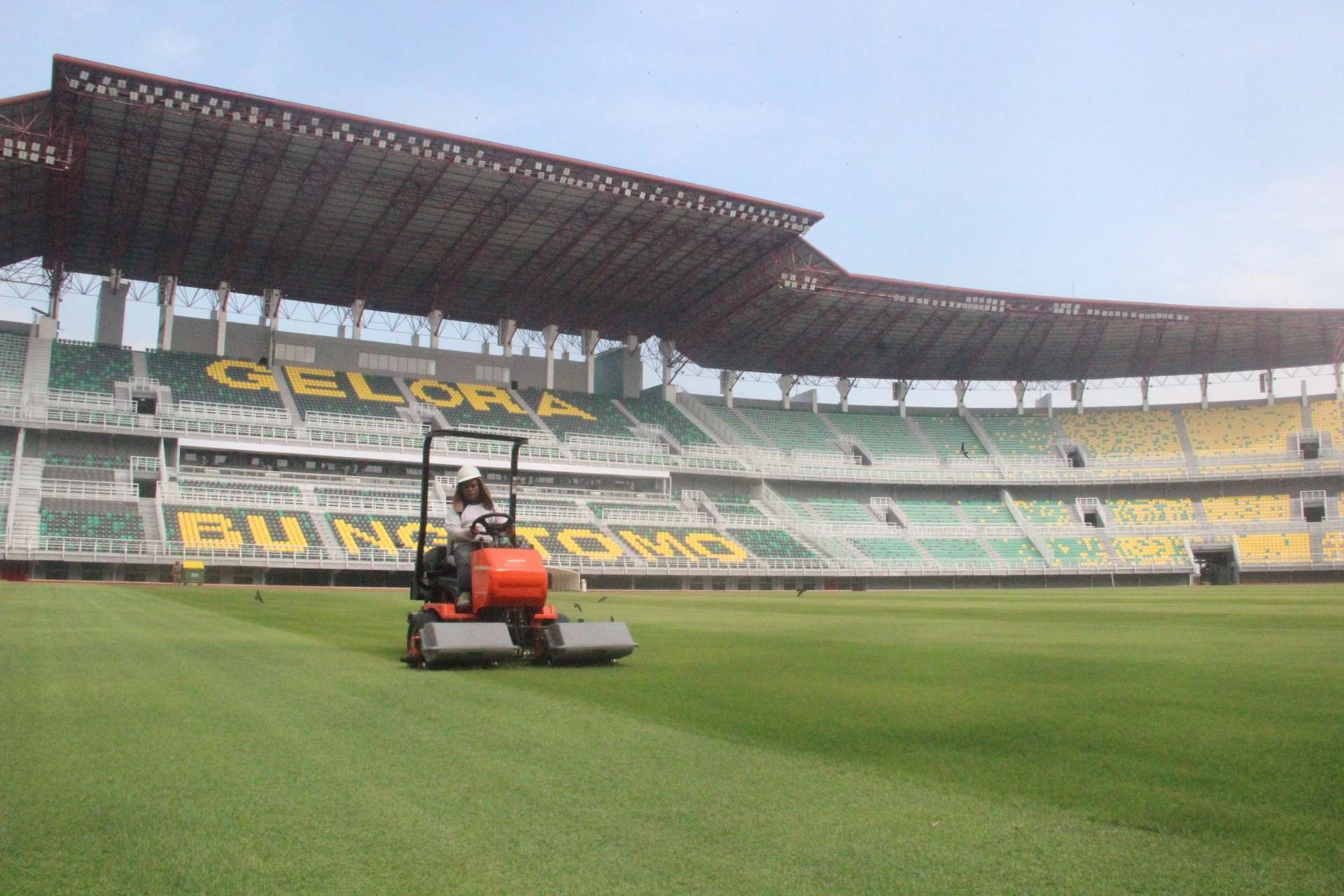 Petugas melakukan perawatan rumput di Stadion Gelora Bung Tomo, Surabaya, Minggu 20 Maret 2022. (Foto: Istimewa)