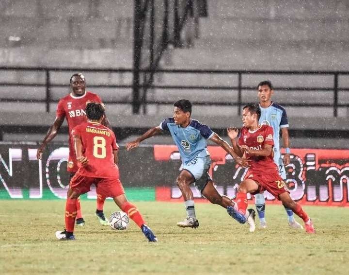 Persela saat meladeni Bhayangkara di Stadion Kapten I Wayan Dipta, Gianyar, Bali  (Foto: Istimewa)