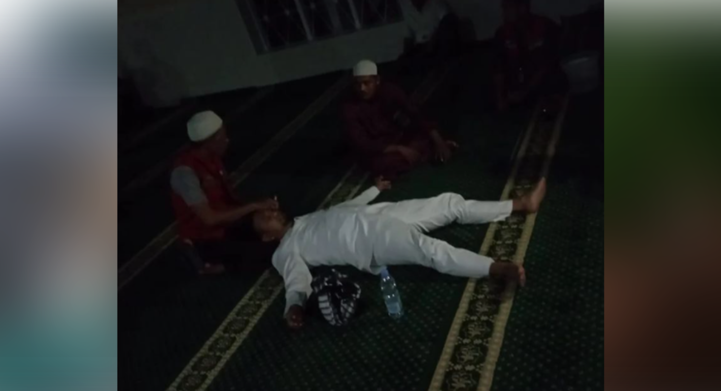 Hafiz Salim sempat terkapar usai kesetrum gara-gara mic yang dipegangnya konslet akibat sambaran petir. (Foto: Instagram)