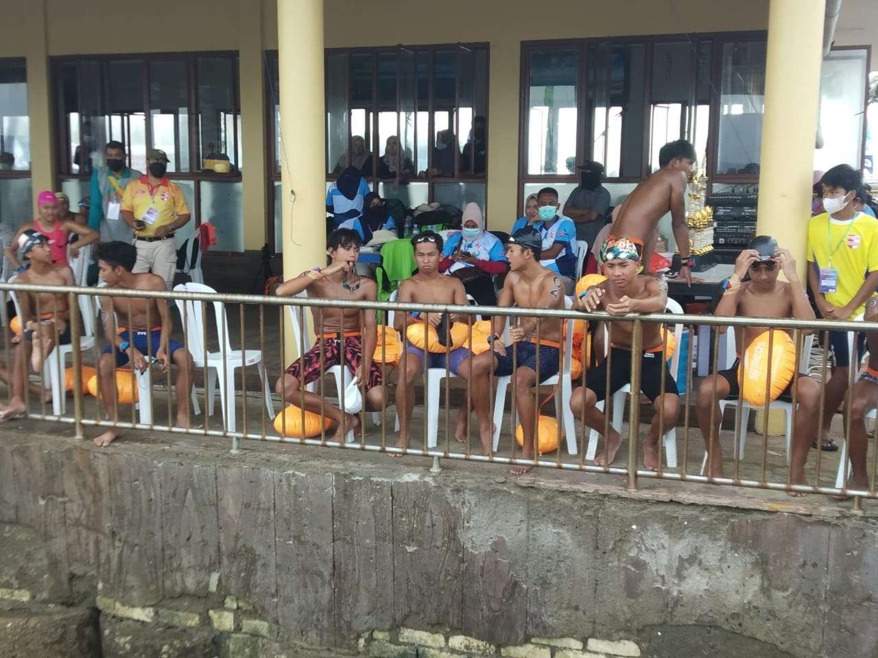 Para perenang ketika sedang menunggu lomba dimulai (Foto: Imron Rosidi/Ngopibareng.id)