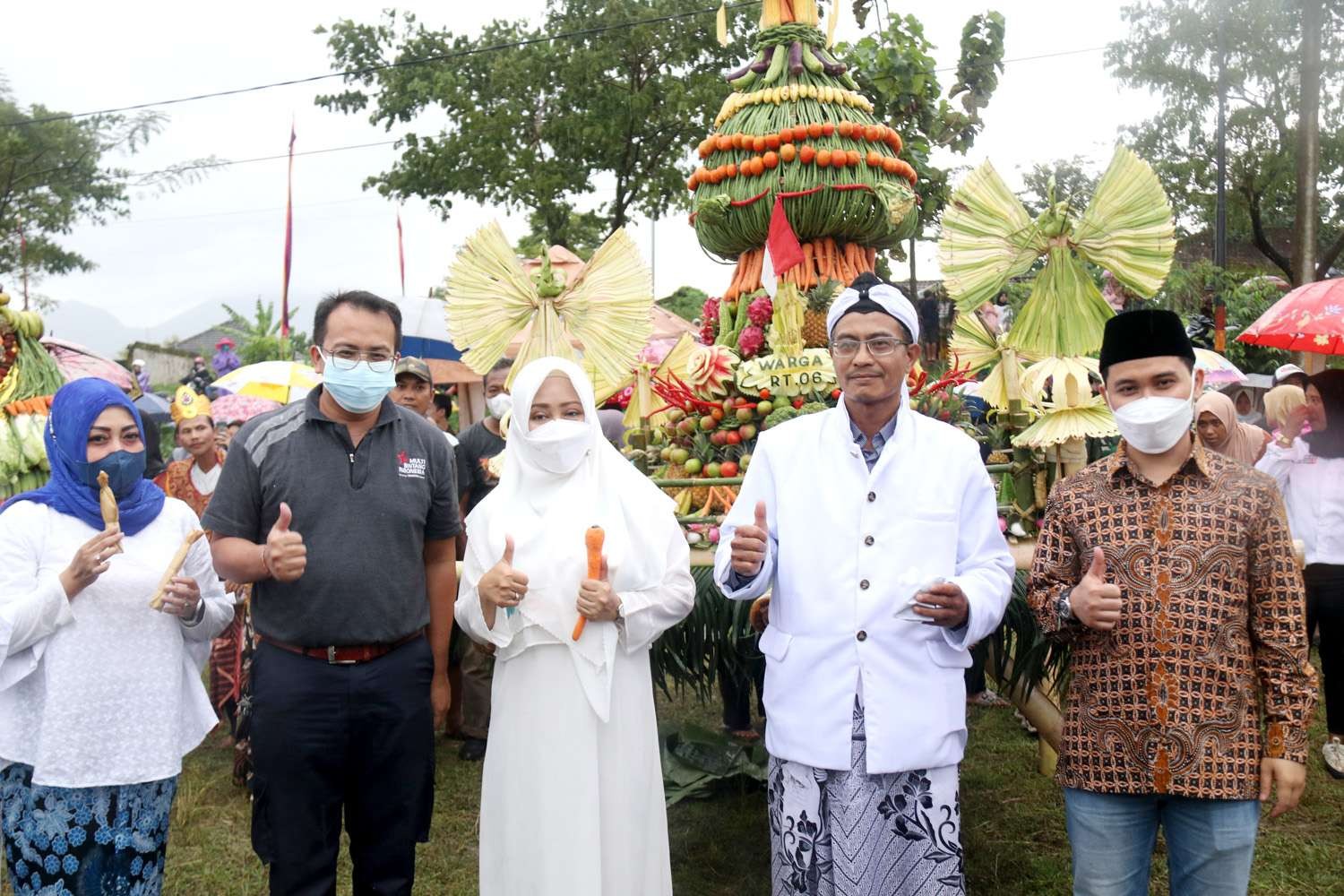 Bupati Mojokerto, Ikfina Fahmawati serta Wakil Bupati Mojokerto, Muhammad Al-Barra saat menghadiri agenda Ruwatan Bumi dan Doa Bersama yang diadakan Desa Kembangbelor, Kecamatan Pacet, Kabupaten Mojokerto, Minggu 20 Maret 2022 siang.