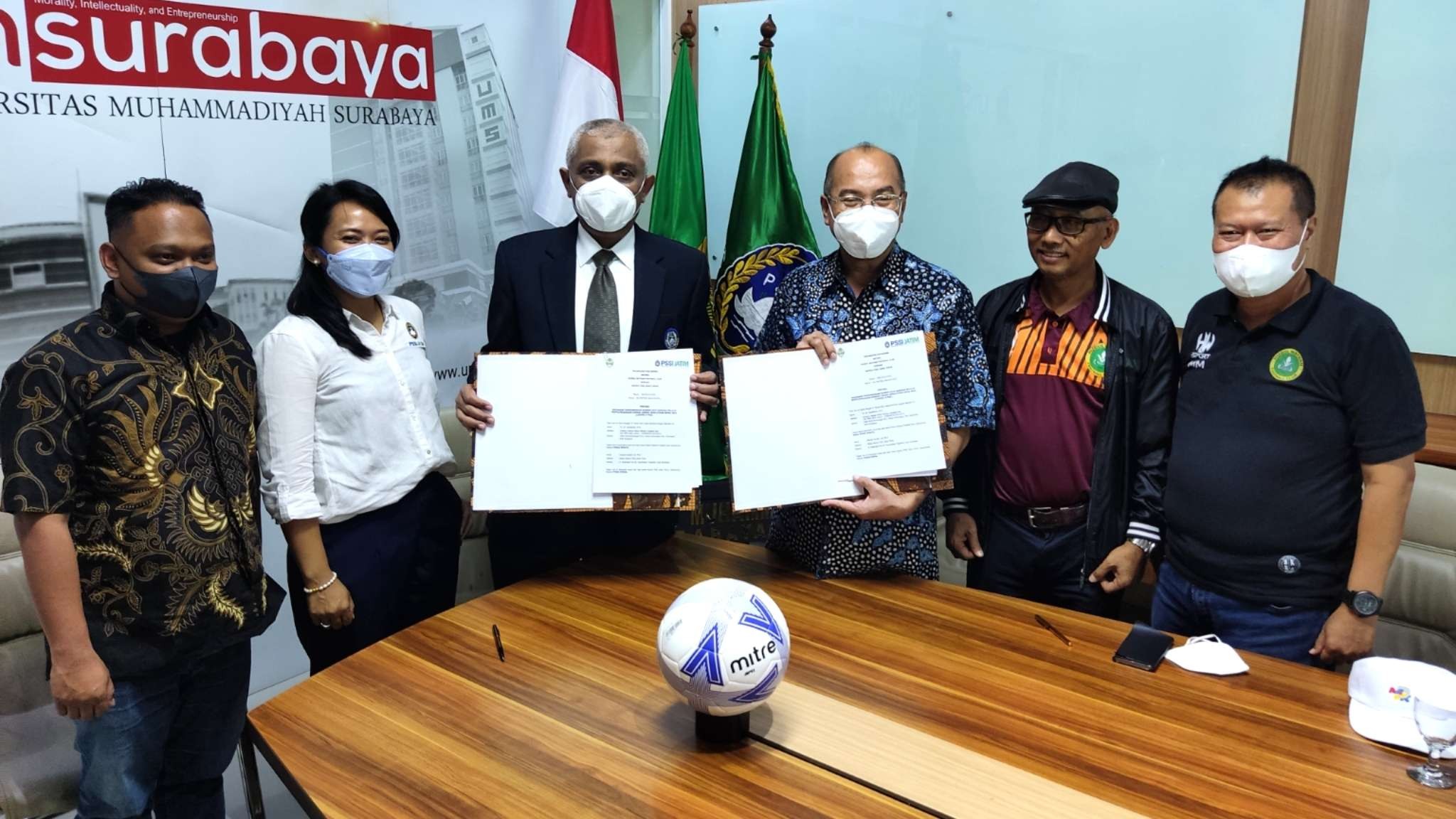 Ketua Asprov PSSI Jatim, Ahmad Riyadh UB (tiga dari kiri) dan Wakil Ketua PWMU Jatim Sukadiono (tiga dari kanan) usai penandatanganan MoU terkait kursus lisensi D di Gedung Rektorat UMS, Surabaya, Senin 21 Maret 2022. (Foto: Fariz Yarbo/Ngopibareng.id)