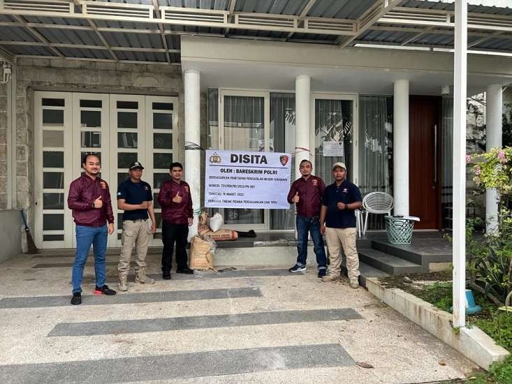 Polisi menyita rumah mewah di Surabaya dalam kasus robot trading Viral Blast. (Foto: Istimewa)