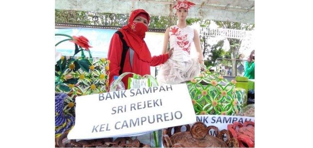 Plastik bekas di tangan lansia di Kediri jadi gaun pengantin seharga puluhan juta. (Foto: Fendhy Plesmana/Ngopibareng.id)